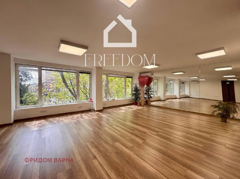 Офис 245 м² в центре Варны, 2/7 этаж, сдан в аренду